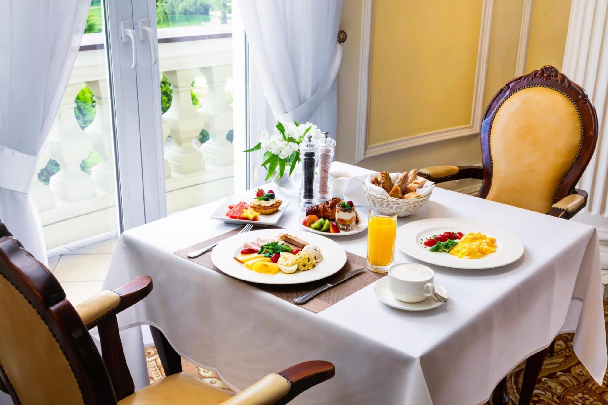 Palacyk Otrebusy Business & Spa Eksteriør billede